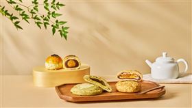 查理布朗烘焙蛋黃酥、太陽餅、台灣Q餅。（圖／業者提供） 