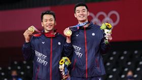 台灣羽球代表隊選手李洋、王齊麟拿下東京奧運羽球雙打金牌。（圖／體育署提供）