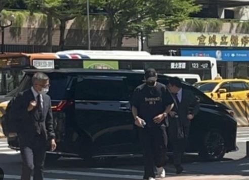 王大陸出庭前24分鐘現身法院，搭乘價值429萬的Lexus LM 350H豪車。（圖／翻攝自網路）