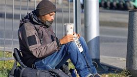 網友分享月存1萬買高股息ETF拚退休，引發「財富自由或街友人生」的兩派激辯。（示意圖／PIXABAY）