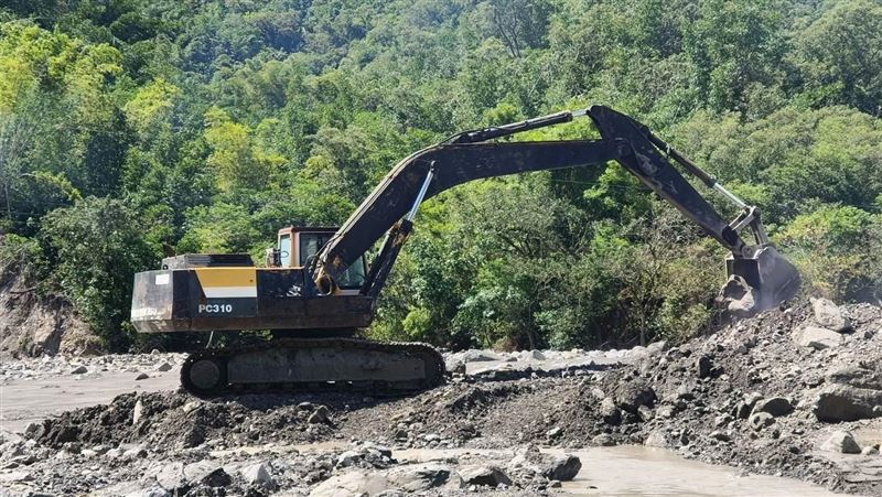 高雄甲仙堰塞湖在重機具進駐開挖後，目前已疏通完畢。（圖／邱議瑩服務處提供）