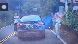 全家出遊被當山老鼠　桃警掏槍拿警棍攔車