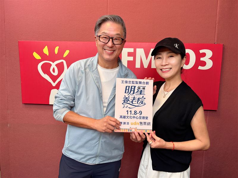 王偉忠專訪方文琳，暢談《明星養老院》。（圖／金星文創提供）