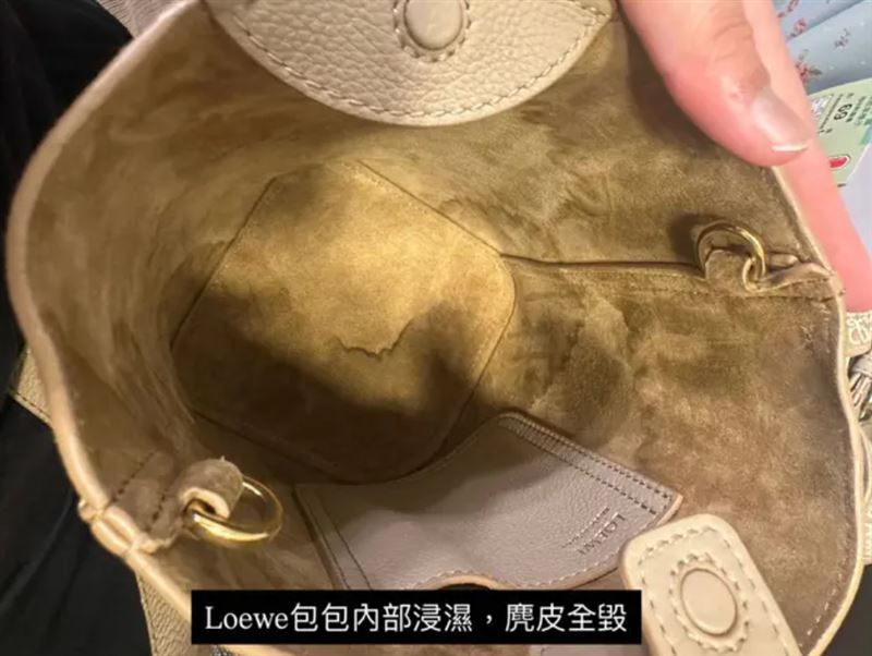 行李箱中除了伴手禮被浸溼，價值10萬元的Loewe麂皮包包也全毀。（圖／翻攝自Dcard）