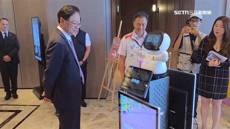 現場並展示各項AI觀光的應用並與AI機器人互動