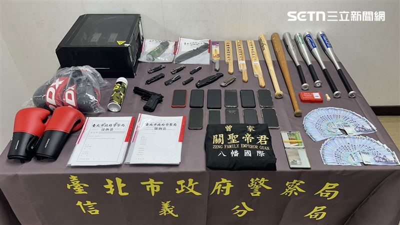 警方查扣教戰手冊、本票、收據、刀械、棍棒、空氣槍、K他命及手機等證物。（圖／翻攝畫面）