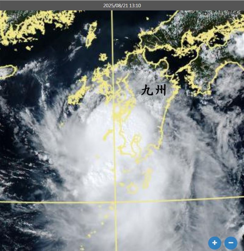 鄭明典分析衛星雲圖，玲玲颱風近中心持續有強對流發展，估將對九州造成可觀影響。（圖／翻攝自鄭明典臉書）
