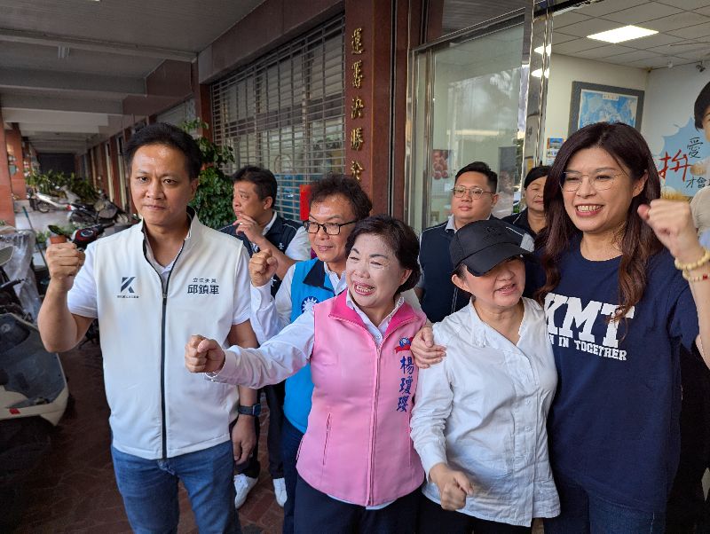 台中市長盧秀燕到位於大雅區的國民黨籍立委楊瓊瓔（前右3）服務處，與同黨立委邱鎮軍（前左）及前立委鄭麗文（右）等人一起為楊瓊瓔加油，並展開反罷免宣傳車掃。(資料照)