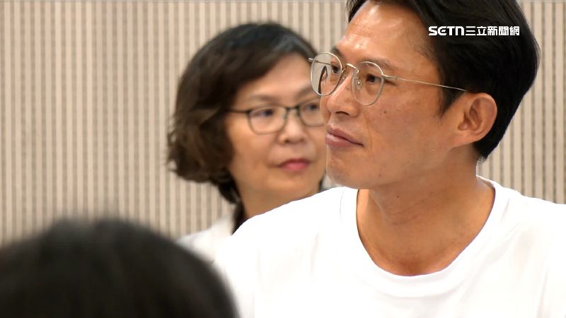 吳靜怡則說，黃國昌護家不護國，才是真可恥！在乎太太生氣，卻不在乎司法界的憤怒？