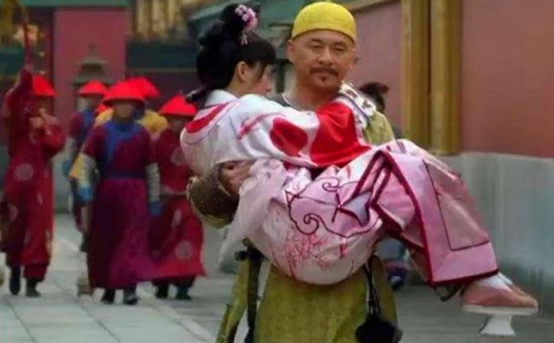 花盆底鞋有一個重要功能，就是方便皇帝辨認後宮妃嬪身份。（圖／翻攝自微博）