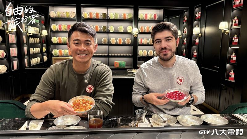 融融（左）與圖佳赴土耳其（圖／八大提供）