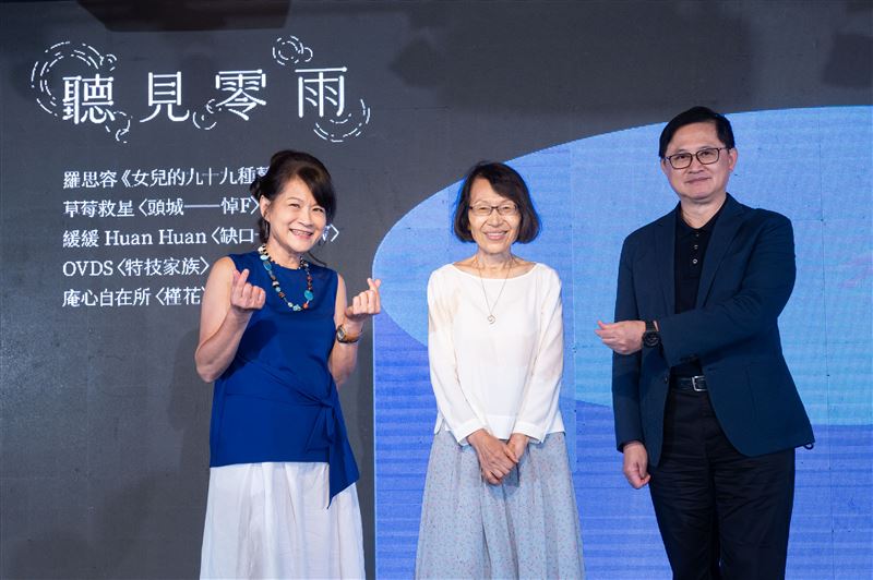 「聽見零雨」發表會，羅思容（左起）、零雨、童子賢現身。（圖／目宿媒體提供）