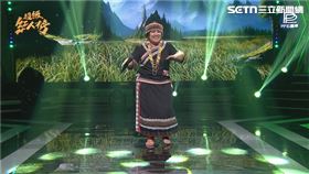 青春組江雲梅首穿族服登台嗨唱《來去後山》。(圖/超級紅人榜提供)