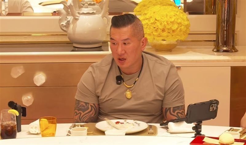 館長在直播中抱怨，自己無法開設抖音、B站帳號，甚至還被限制觀看中共閱兵，讓他相當難過。（圖／翻攝自館長惡名昭彰ＹouTube）