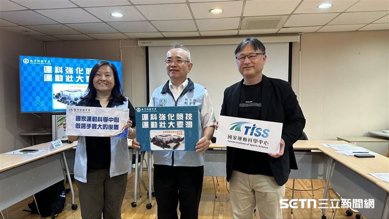 近年台灣運動選手競技成績表現亮眼，運動科學支援與導入在選手培訓與參賽上扮演重要關鍵角色。(左起體育署運動設施組蔡文娟組長、呂忠仁主任秘書、國家運動科學中心運動科學研究處邱宏達處長)。（圖／記者蔡厚瑄攝影）
