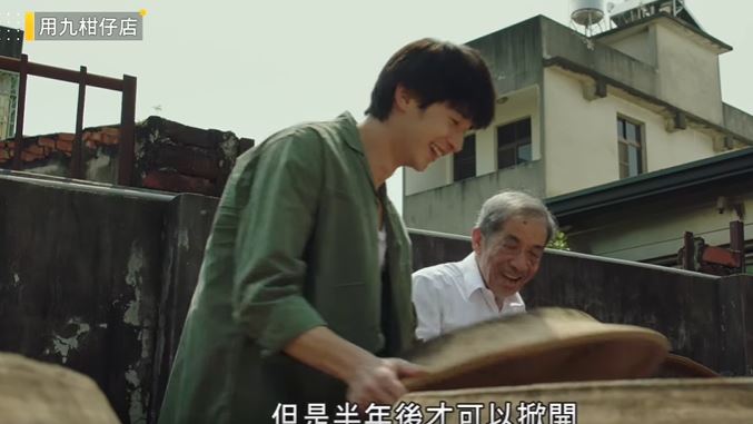 彭義（彭海義）（右）曾演出《用九柑仔店》，左為張軒睿（圖／翻攝自用九柑仔店臉書）