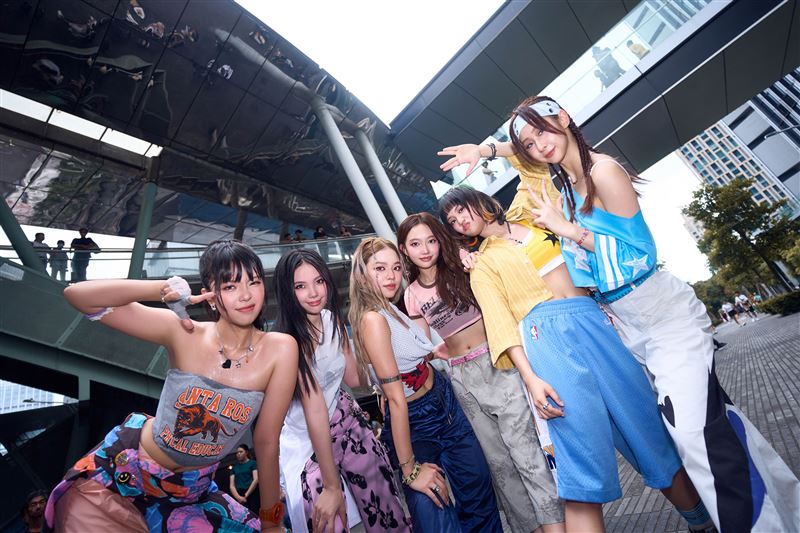 babyMINT成軍1週年。左起丞妘、Vikky、粼粼、栩栩、品妡、熙妍。（圖／華研國際提供）