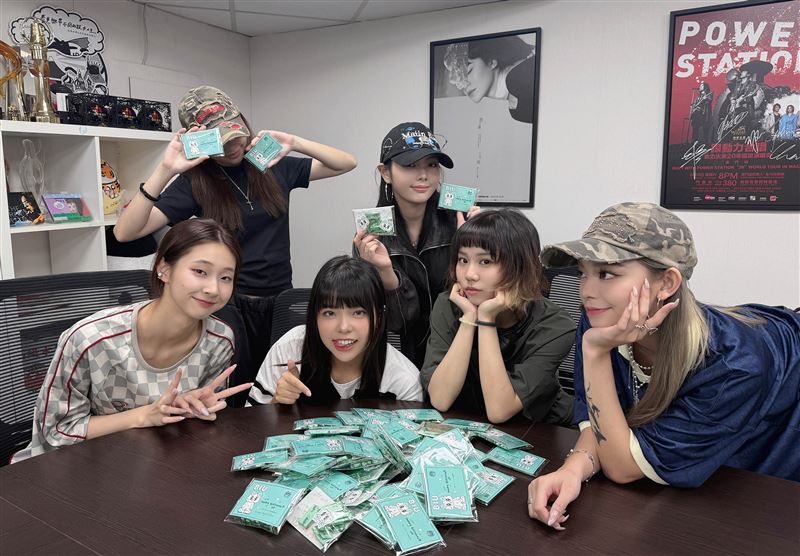 babyMINT準備薄荷巧克力與手寫卡片「逆應援」。（圖／華研國際提供）