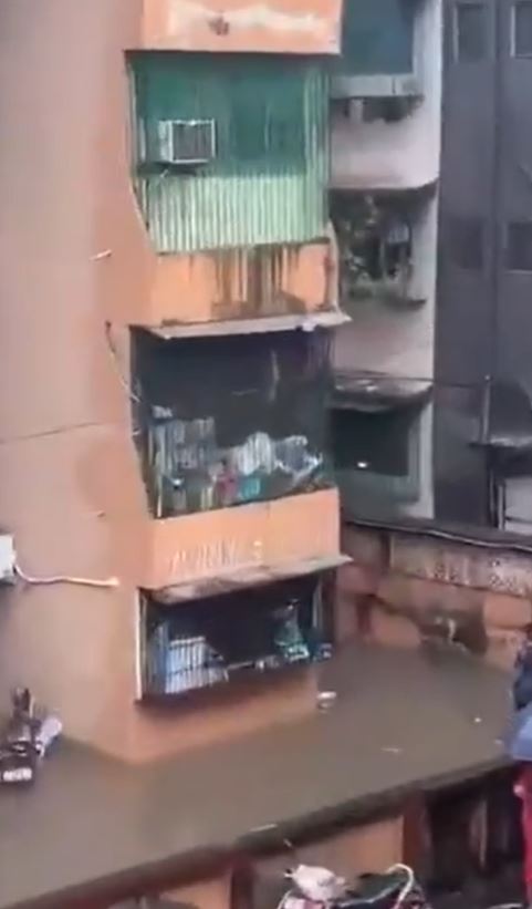 印度孟買遭逢8月份最強暴雨，一處街道被水灌滿。（圖／翻攝自X＠MithilaWaala）