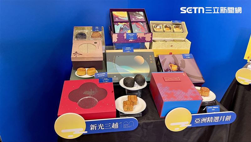 新光三越打造亞洲月餅專區，包含首度登台的馬來西亞三大人氣品牌。(圖／賴俊佑攝影）