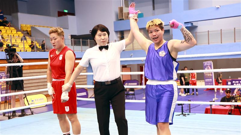 曾因腦傷休息三年的「大紅」 張薰芸(右)成功打下女子75公斤級金牌。（圖／臺北市政府體育局提供）