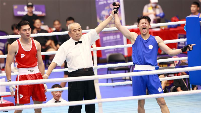 兩名奧運國手陪練員對決，李承威(右)獲勝晉級決賽。（圖／臺北市政府體育局提供）