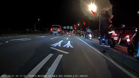 北市計程車行經華江橋自撞分隔島，造成機車道大回堵。（圖／翻攝畫面）