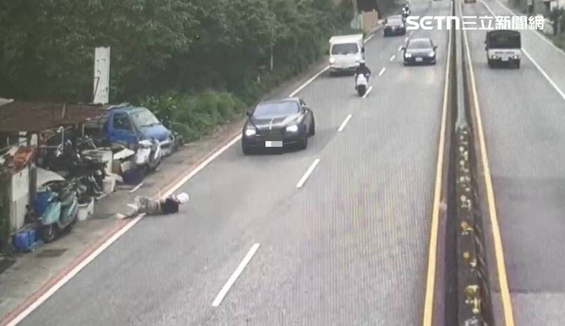 桃園曹男駕駛勞斯萊斯追撞同向機車釀禍。（圖／翻攝畫面）