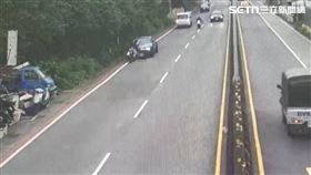 桃園曹男駕駛勞斯萊斯追撞同向機車釀禍。（圖／翻攝畫面）