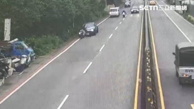 桃園曹男駕駛勞斯萊斯追撞同向機車釀禍。（圖／翻攝畫面）