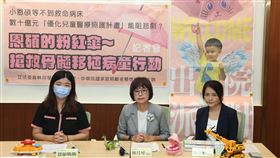 林月琴呼籲搶救骨髓移植病童民進黨立委林月琴（中）21日上午在立法院，舉辦「恩碩的粉紅傘」搶救骨髓移植病童記者會，呼籲衛生福利部落實重症兒醫療優先權。中央社記者吳家昇攝  114年8月21日