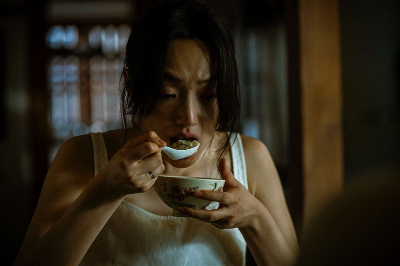 蔡思韵《泥娃娃》遭附身魔化，猛吞內臟痛苦狂嘔。（圖／天予電影提供）