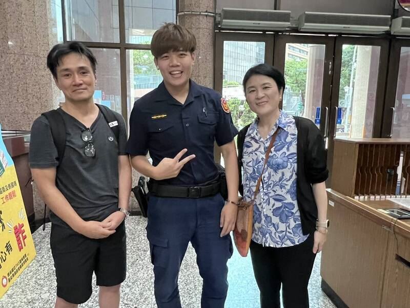 南海路派出所警員陳彥宇與日籍夫婦合影。（圖／翻攝畫面）