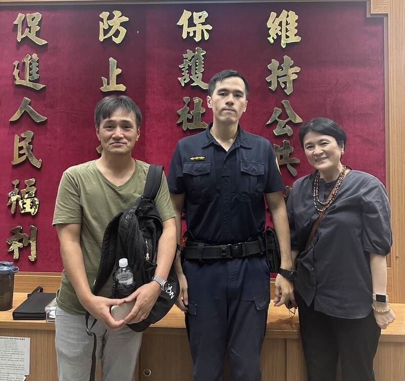 南海路派出所警員詹培堯與日籍夫婦合影。（圖／翻攝畫面）