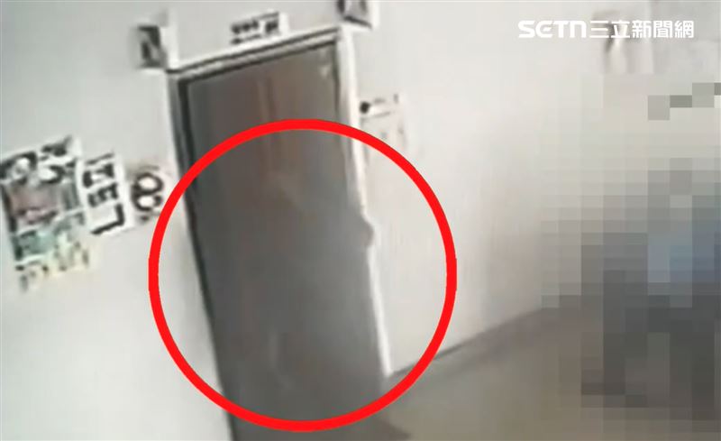 男子向路人借了衛生紙，不得已情況下急衝女廁解放，卻沒再出來。（圖／翻攝畫面）