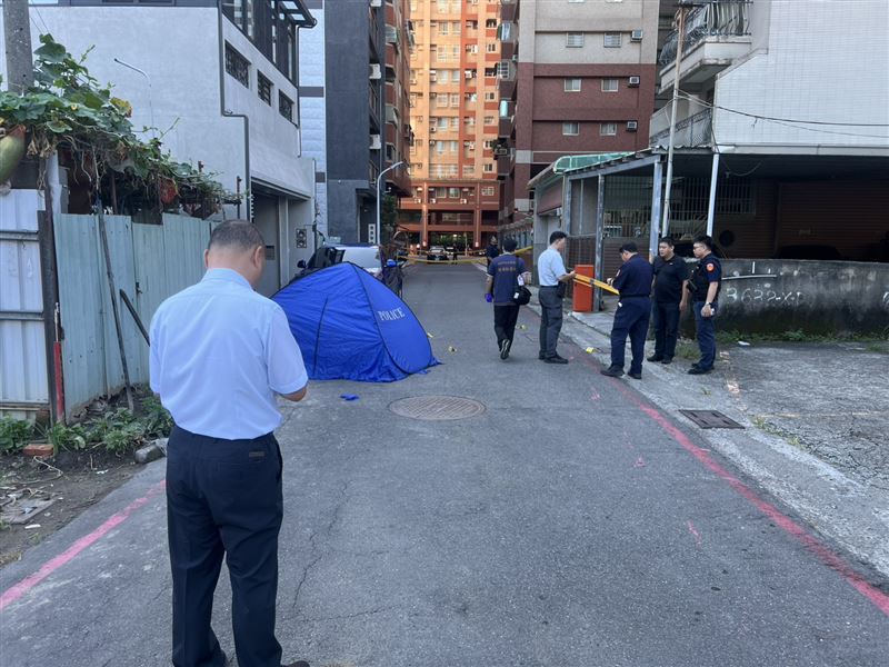 槍手在行兇後由一輛白色自小客接應逃逸，目前警方正在全力圍捕中。（圖／翻攝畫面）