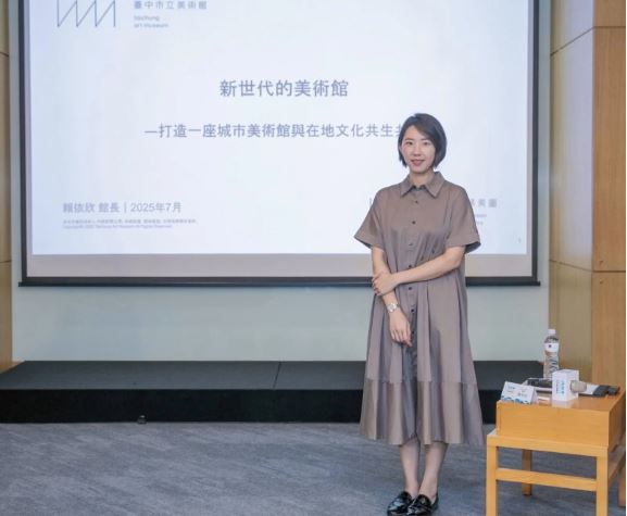 台中市立美術館首任館長的賴依欣擁有高顏值、高學歷，上任後獲得藝文圈不少關注