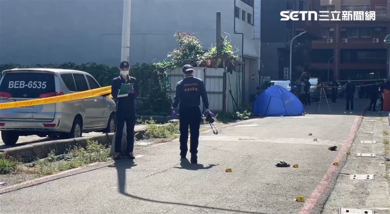 鑑識人員忙進忙出，不放過任何蛛絲馬跡。（圖／記者黃啟超攝影）