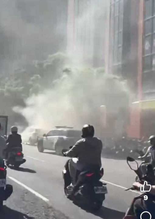 休旅車行進間突然火燒車。（圖／翻攝自臉書爆料公社二社）