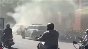 休旅車行進間突然火燒車。（圖／翻攝自臉書爆料公社二社）