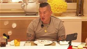 館長在直播中抱怨，自己無法開設抖音、B站帳號，甚至還被限制觀看中共閱兵，讓他相當難過。（圖／翻攝自館長惡名昭彰ＹouTube）