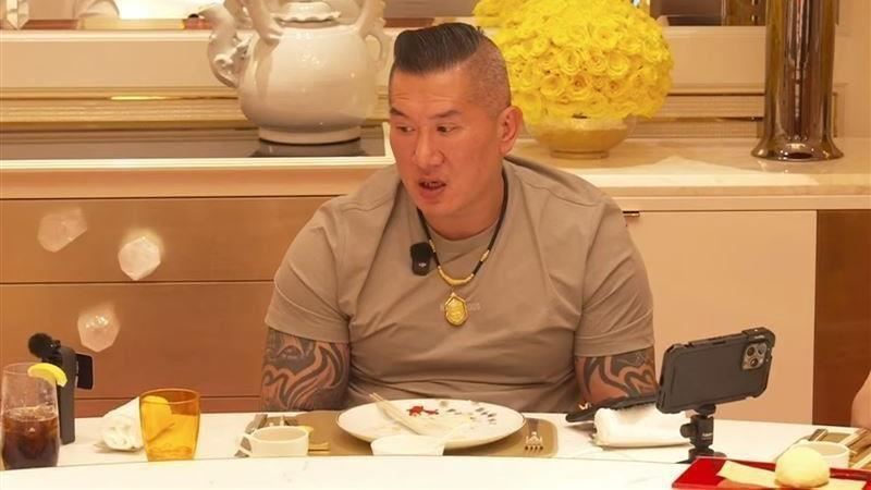 館長在直播中抱怨，自己無法開設抖音、B站帳號，甚至還被限制觀看中共閱兵，讓他相當難過。（圖／翻攝自館長惡名昭彰ＹouTube）