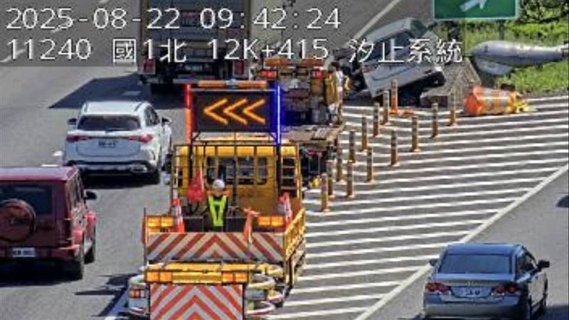 休旅車國道自撞。（圖／翻攝自國道即時影像）