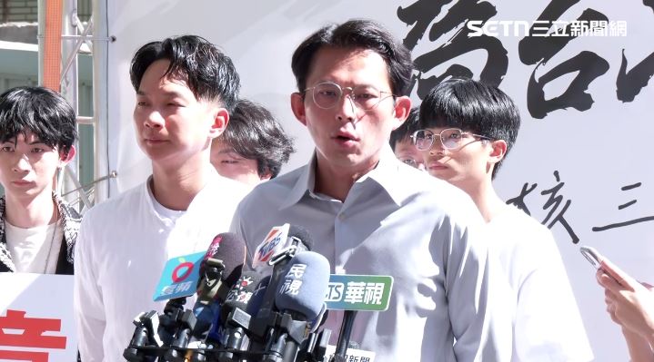 黃國昌出席公投車掃，並接受媒體聯訪。（圖／翻攝畫面）