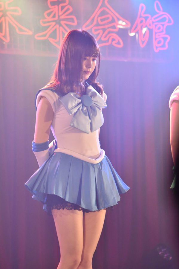 叶岡あみな水手服造型亮相：「做過最羞恥的Cosplay」。（圖／翻攝自X）