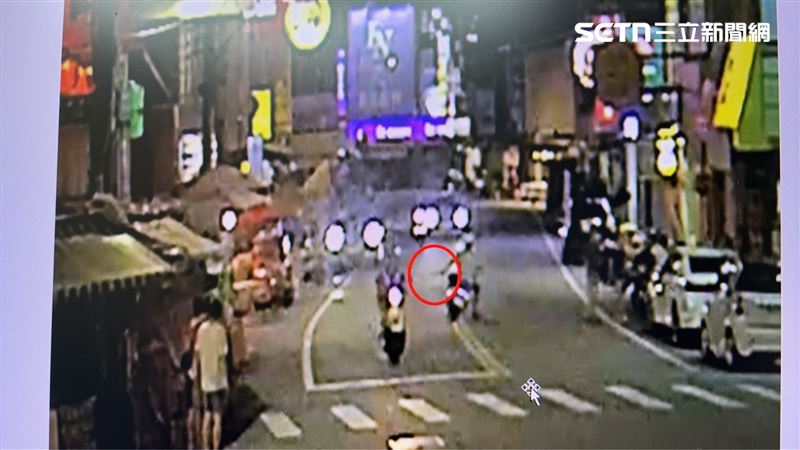 19歲葉姓男子因女友情變受挫，竟騎車揮舞長刀，遭移送法辦。（圖／翻攝畫面）