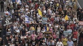 遭擄人質家屬與以色列民眾走上街頭，呼籲政府結束加薩戰爭。（圖／美聯社／達志影像）