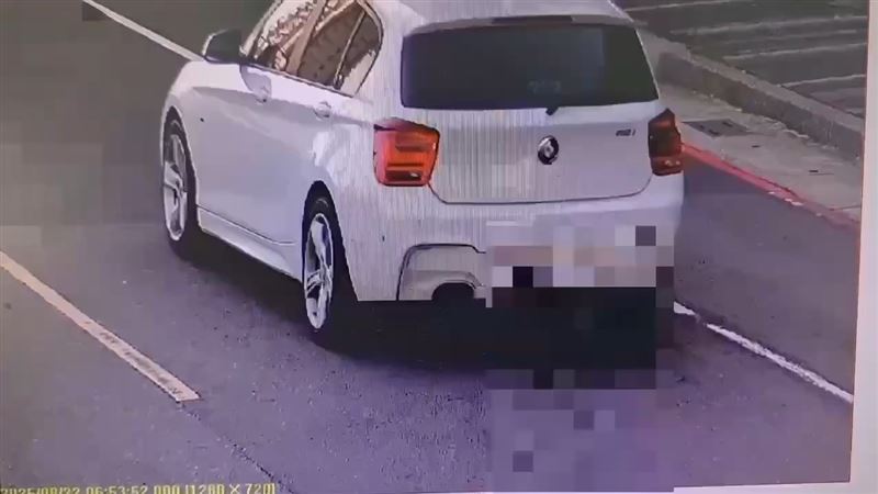嫌犯搭乘接應白色BMW逃跑，警方以車追人，在岡山區找到，但已被放火焚燒殆盡。（圖／翻攝畫面）