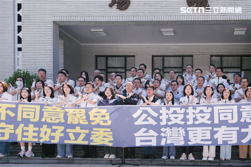 國民黨全體立委在立法院議場前呼籲民眾反對罷免、支持核三公投。（圖／記者楊士誼攝影）