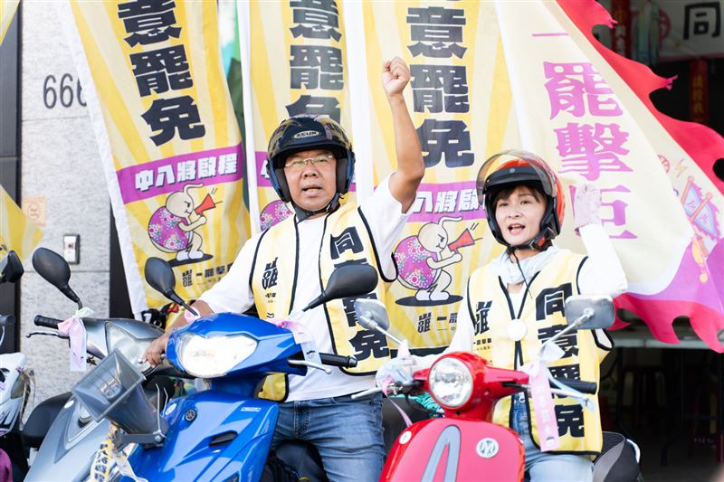 「一罷擊臣」舉辦機車車掃，由領銜人廖芝晏、市議員謝志忠領軍，在罷免投票前最後催票。（圖／一罷擊臣提供）